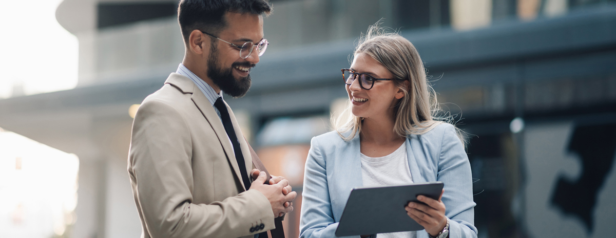 2 Business Folk Taler Sammen Uden For Hovedkvarter