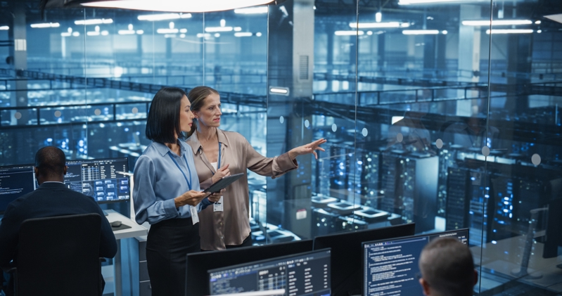 kvinder_data_center_shutterstock_2682443769.jpg